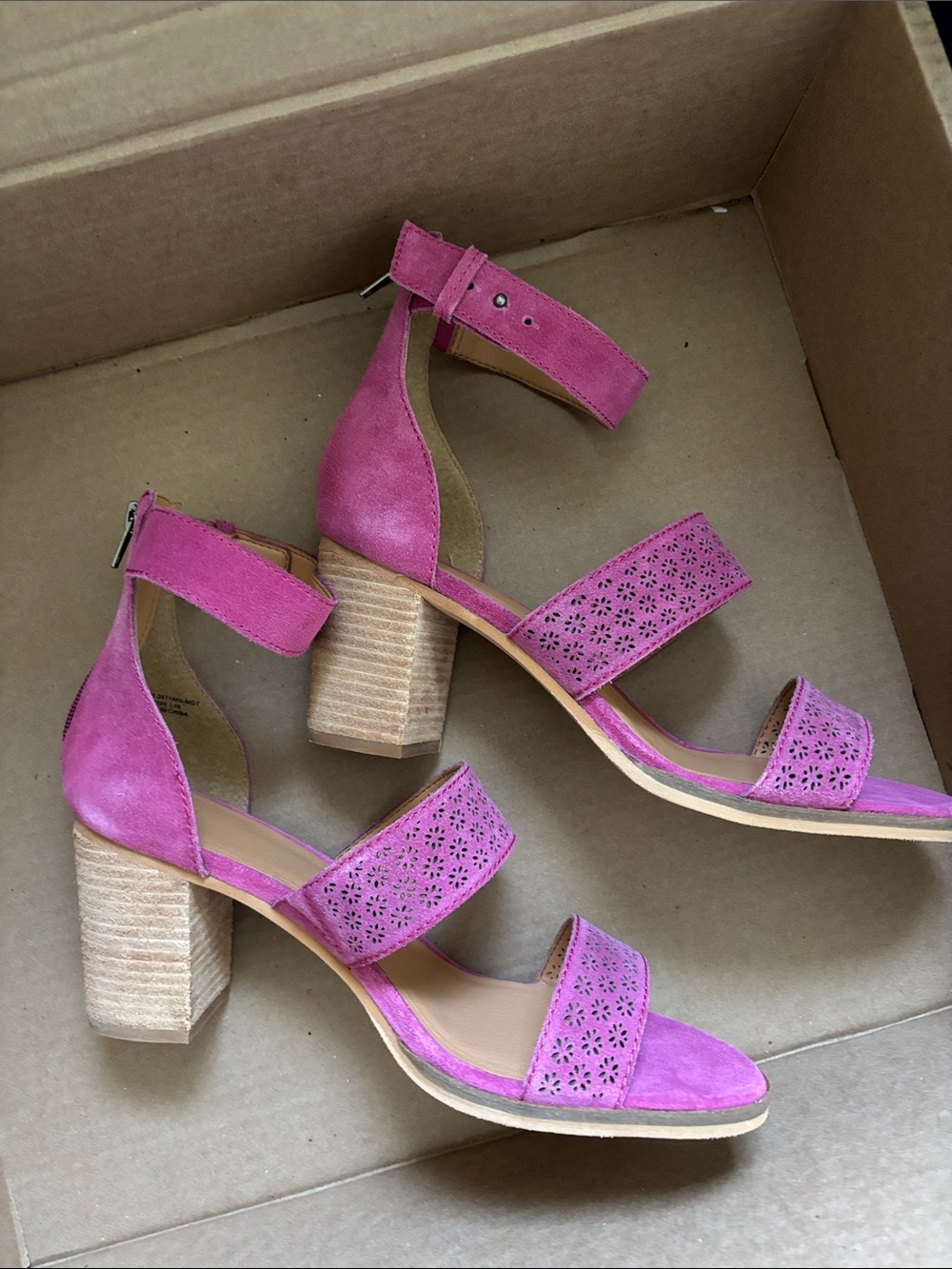 Four Pairs of Beautiful Sandals - Picture 5 of 16